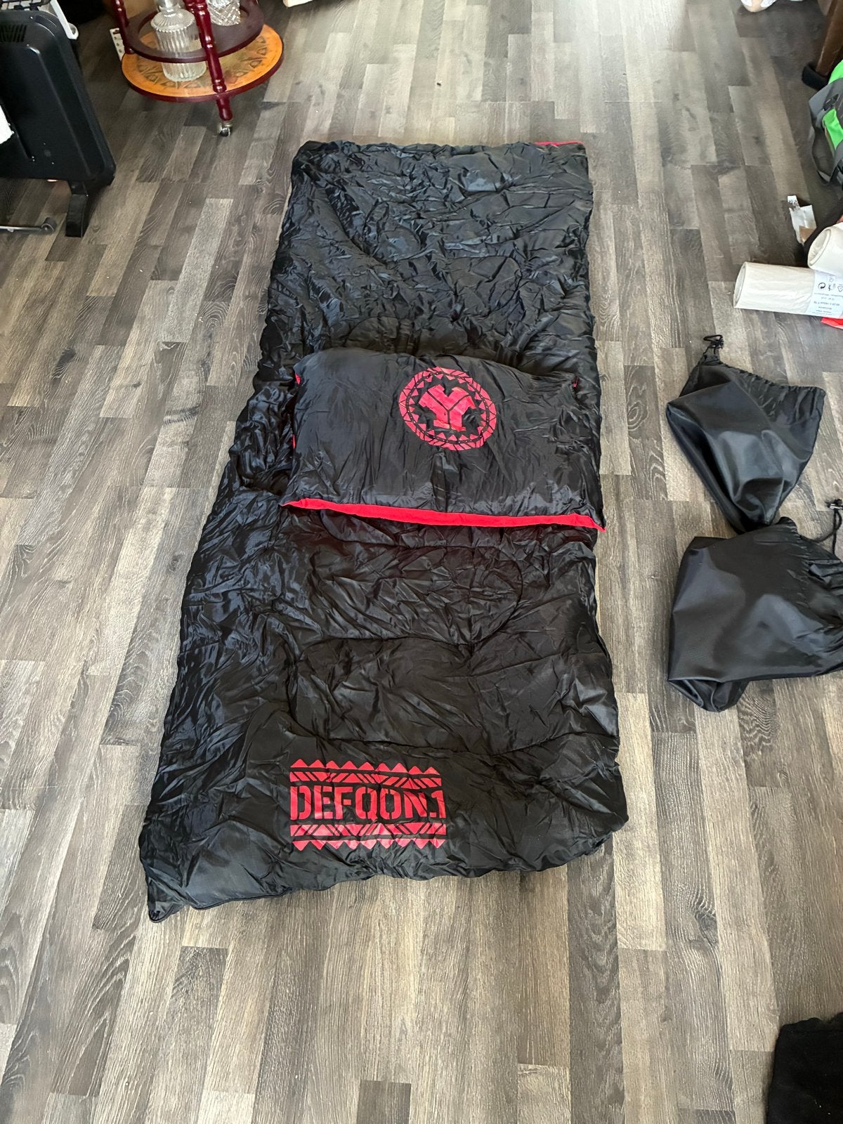 Defqon.1 Pop-up Tent met Slaapzak en Kussen, Ophalen, Gebruikt, Tot en met 2