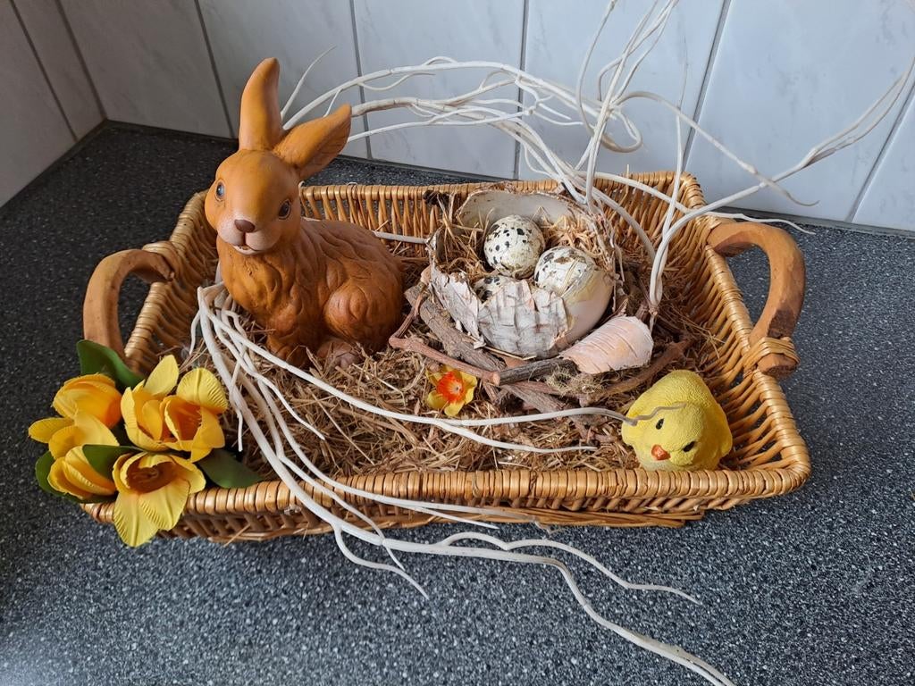 Paasdeco mand paashaas bloemen eieren stro, Diversen, Pasen, Ophalen of Verzenden, Zo goed als nieuw, N.v.t, N.v.t