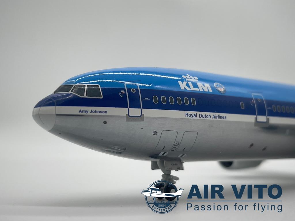 KLM MD-11 SQ Wings 1:200 diecast schaalmodel Amy Johnson, Verzamelen, Luchtvaart en Vliegtuigspotten, Schaalmodel, -, -, Nieuw