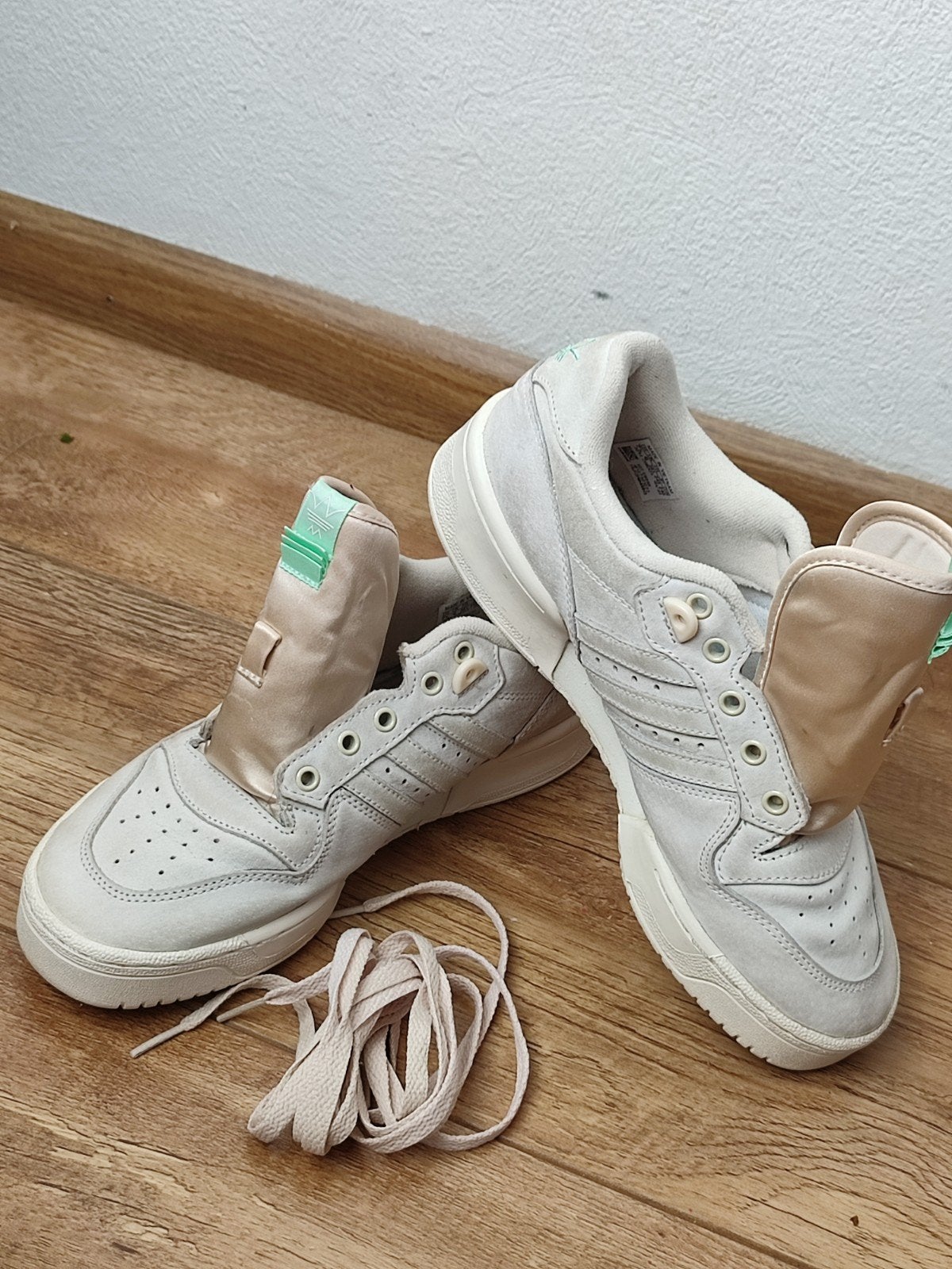 Adidas Originals Rivalry Low 39  1/3 wit creme leer suede, Adidas Originals, Wit, Ophalen of Verzenden, Sneakers of Gympen