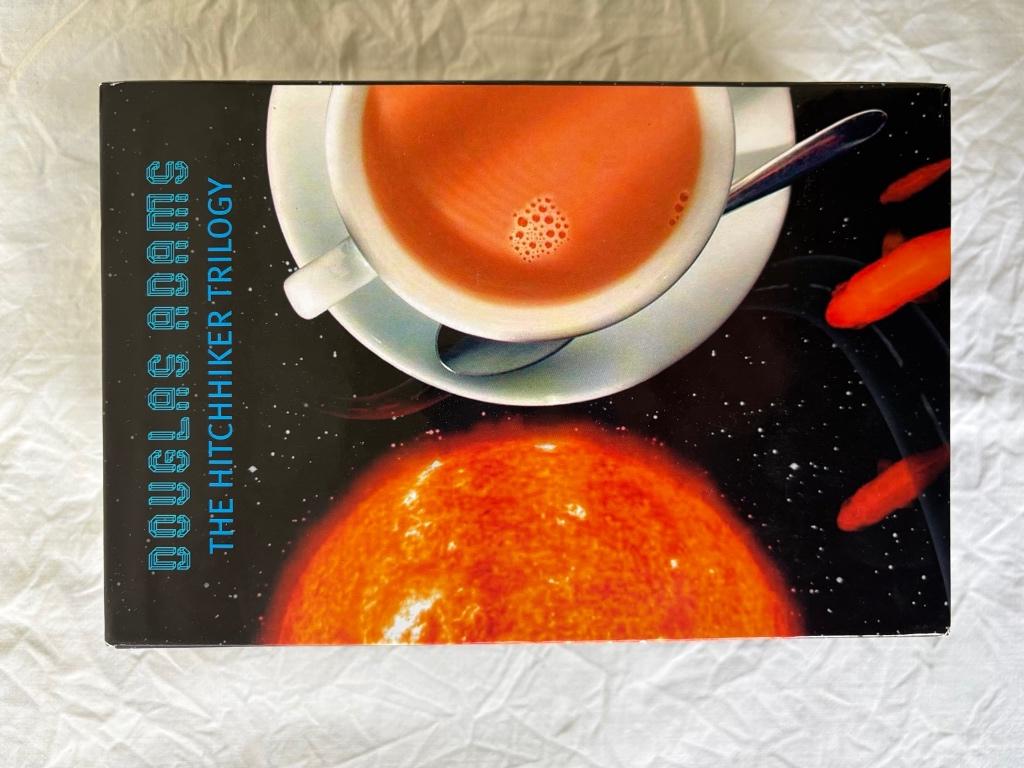 Box Hitchhiker’s guide to the galaxy trilogy in vijf delen, Ophalen of Verzenden, Zo goed als nieuw, Douglas Adams