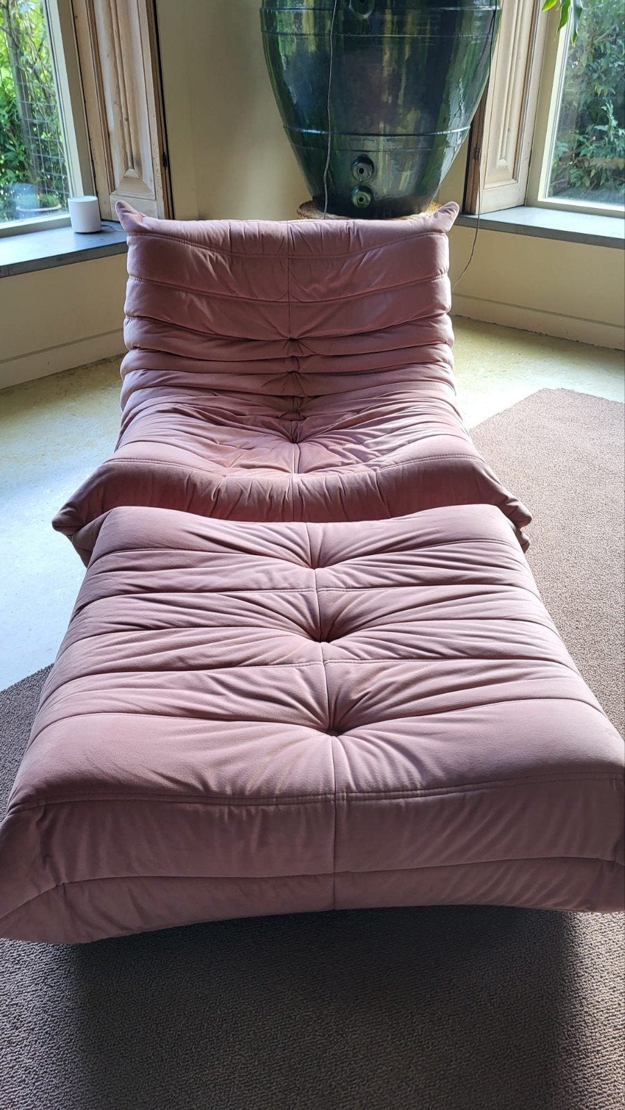 Foto 3 van Togo Ligne Roset fauteuil en poef - Nieuwstaat