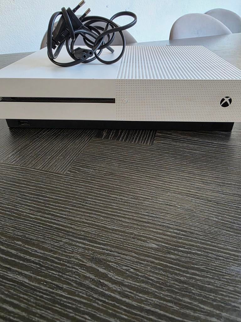 Xbox one S wit. Inclusief kabels en controller, Spelcomputers en Games, Spelcomputers | Xbox One, Zo goed als nieuw, 1 TB, Met 1 controller