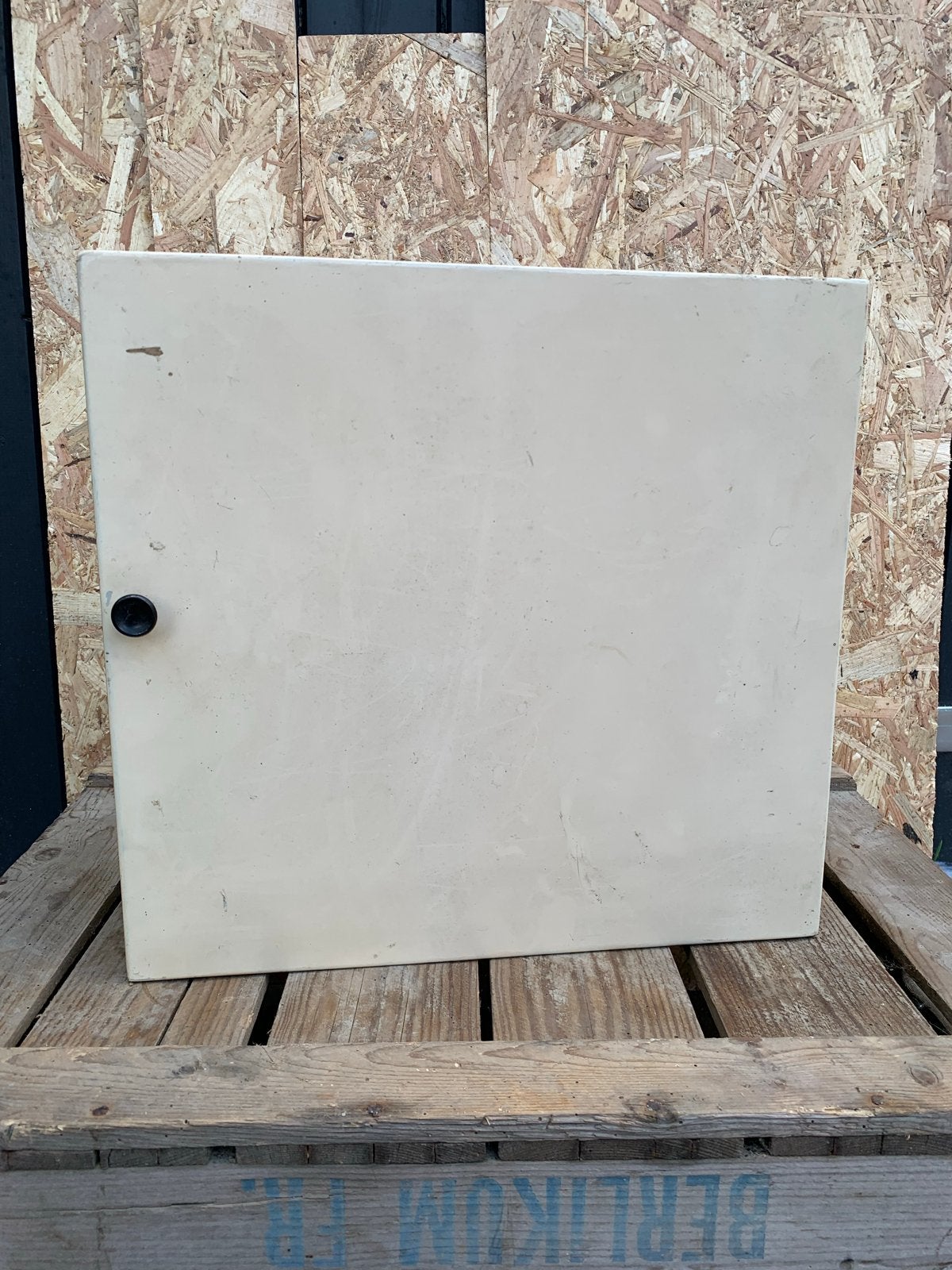 Hangkastje met deurtje, magneetsluiting en legplankje, Ophalen of Verzenden, Gebruikt