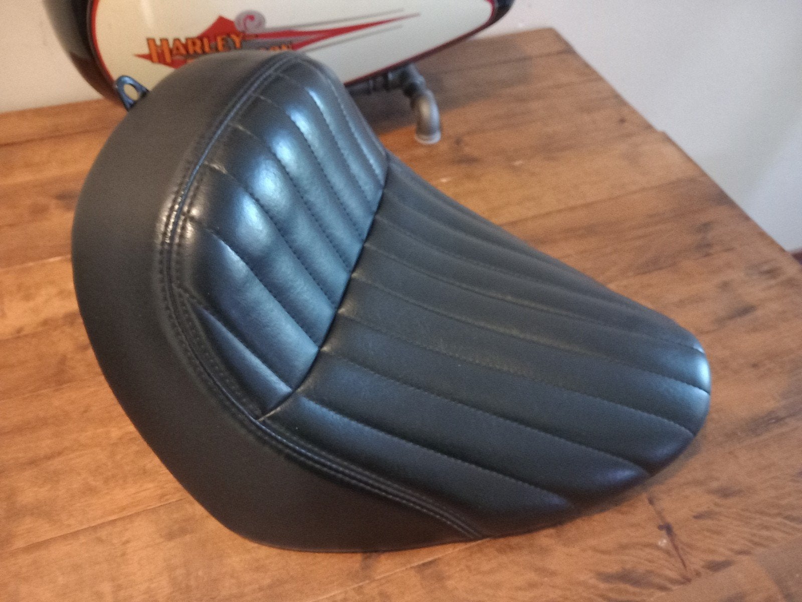 Harley Davidson solo zadel Softail Streetbob/Standaard, Ophalen of Verzenden