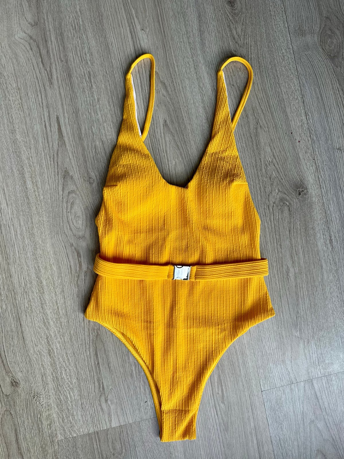 Okergeel badpak (M) met ceintuur - NIEUW, Kleding | Dames, Badmode en Zwemkleding, Ophalen of Verzenden, Nieuw, Geel, Badpak