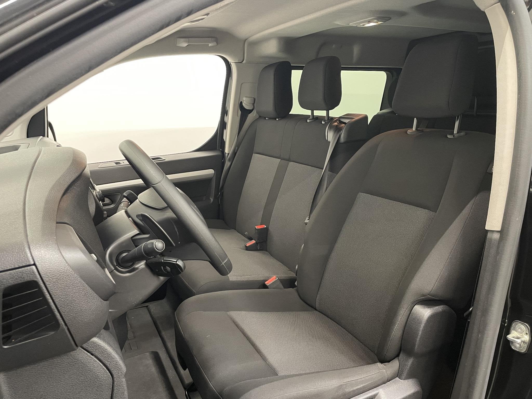 Peugeot Expert 2.0 BlueHDI 180PK Long Premium Dubbele Cabine, Auto's, Gebruikt, 4 cilinders, 2500 kg, Zwart