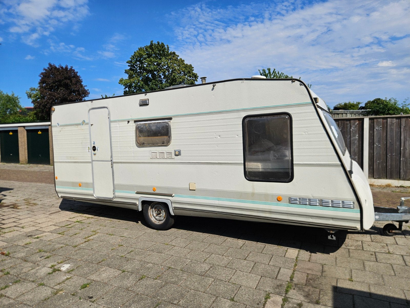 Ruime caravan met stapelbed en vast bed en luifel Caravalair, Vast bed, Bedrijf, Treinzit, Kachel
