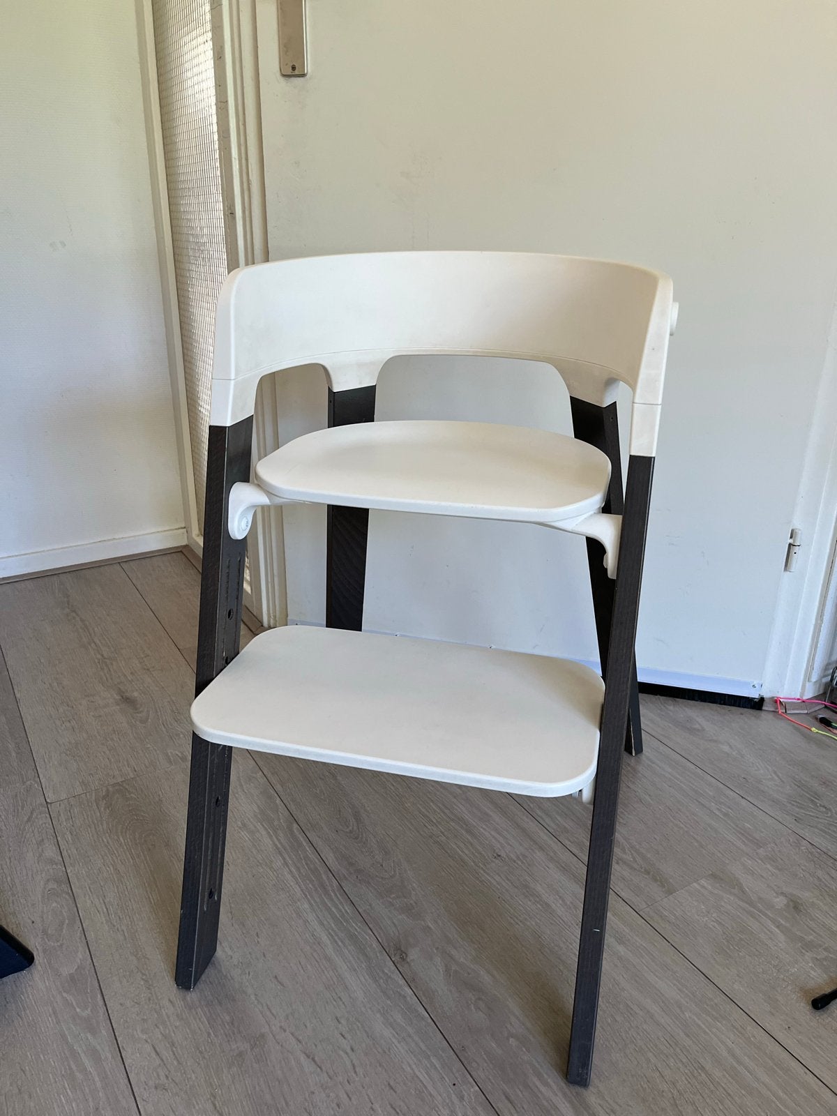 Stokke meegroeistoel voor kinderen - Wit/Zwart, Kinderen en Baby's, Kinderstoelen, Ophalen, Zo goed als nieuw, Meegroeistoel, Aanschuifbaar