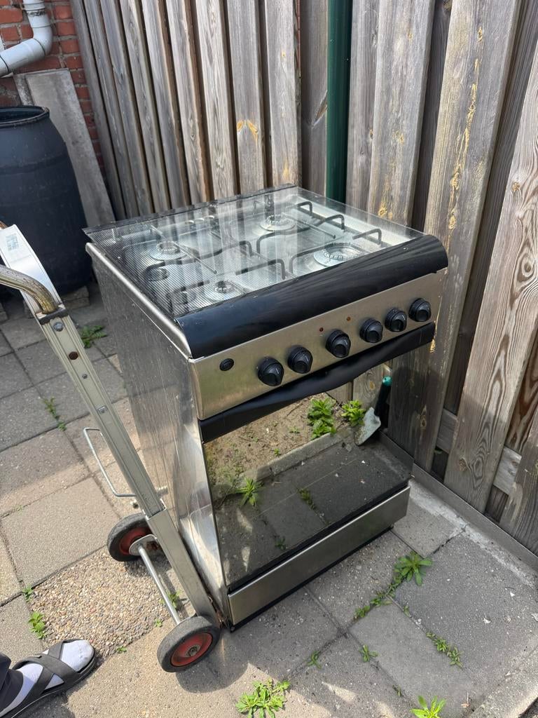 Gebruikt gasfornuis met oven en 4 kookzones, Witgoed en Apparatuur, Fornuizen, 60 cm of meer, Zo goed als nieuw, Gas, Vrijstaand