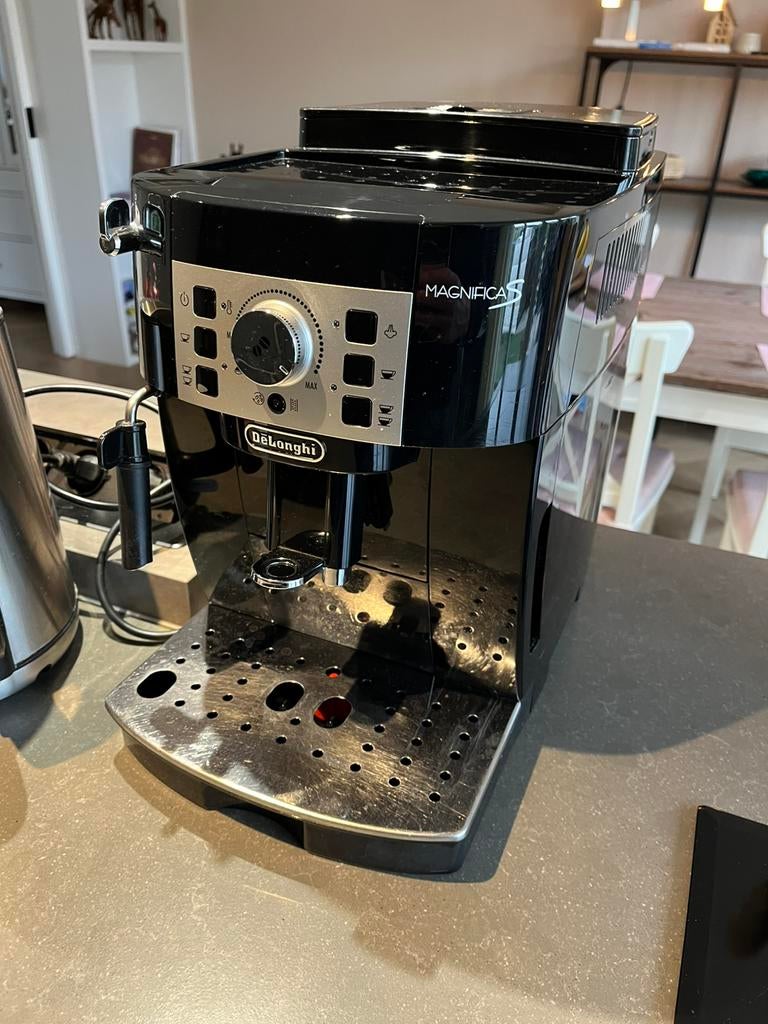 Delonghi Magnifica bonen machine, Witgoed en Apparatuur, Koffiezetapparaten, Ophalen, Gebruikt, 10 kopjes of meer, Koffiemachine