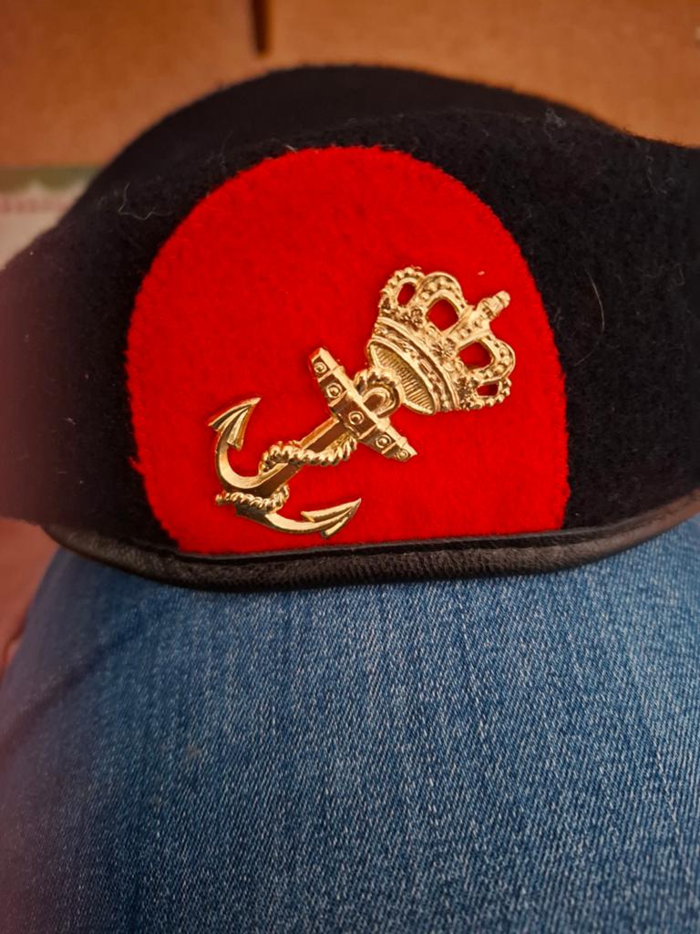 Zwarte baret met gouden embleem - Hassing Amersfoort, Kleding | Heren, Hoeden en Petten, Ophalen of Verzenden, Gedragen, Hassing Amersfoort