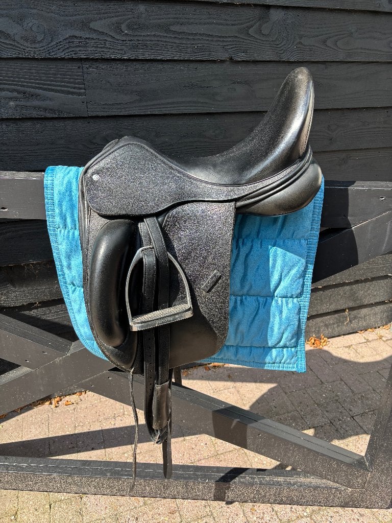 Custom dressuurzadel Everest R 18 inch, Dieren en Toebehoren, Paarden en Pony's | Zadels, Ophalen, Gebruikt, Dressuur, XL (18 inch of meer)