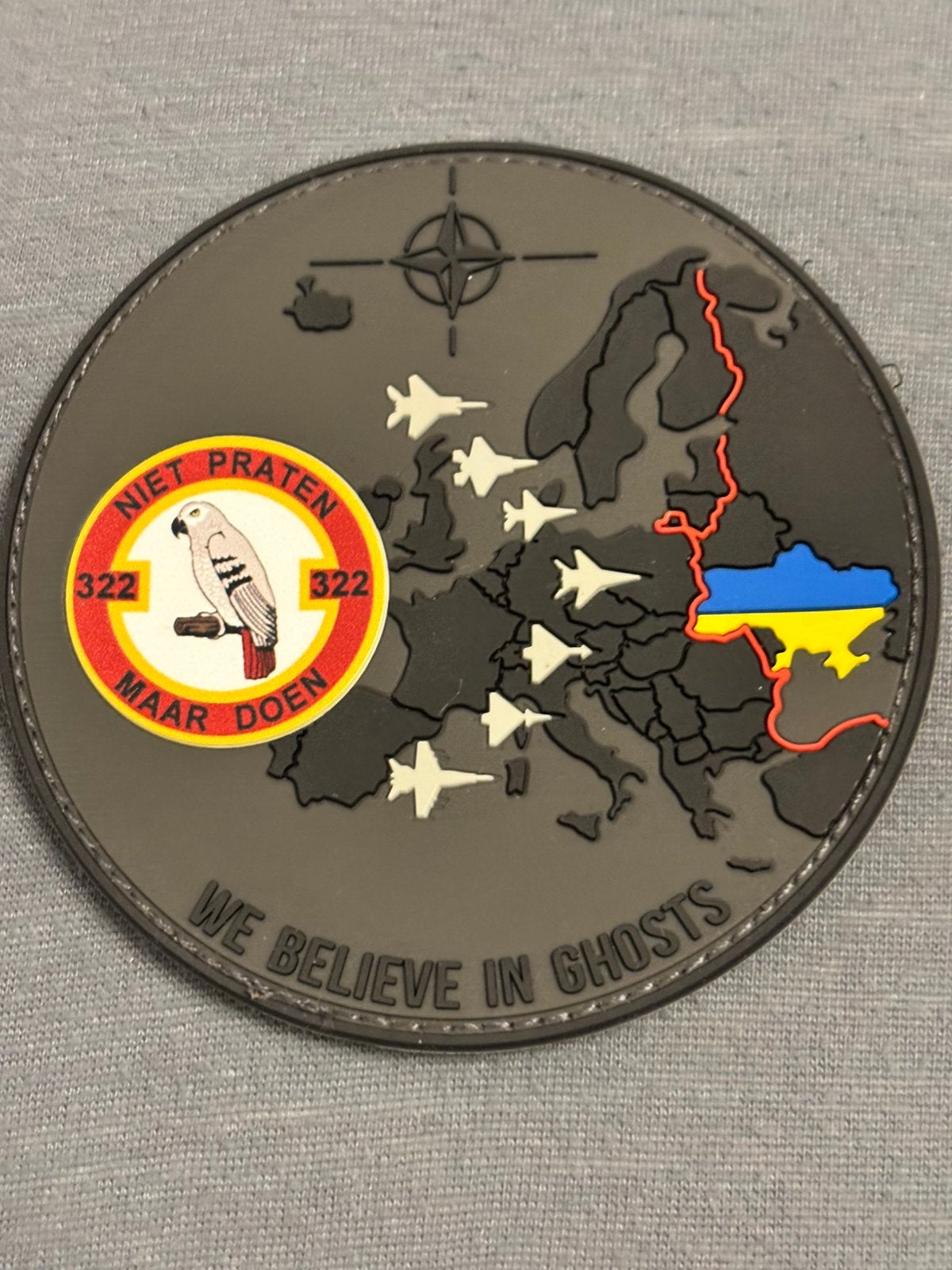 Pvc embleem we believe in ghosts 322 SQN, Verzamelen, Militaria | Algemeen, Verzenden, Luchtmacht, Nederland, Embleem of Badge