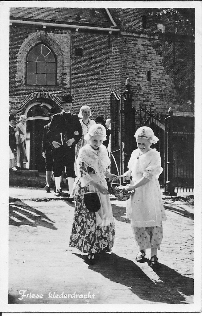 Oude ansichtkaart Friese klederdracht 1955, Ophalen of Verzenden, 1940 tot 1960, Gelopen, Friesland
