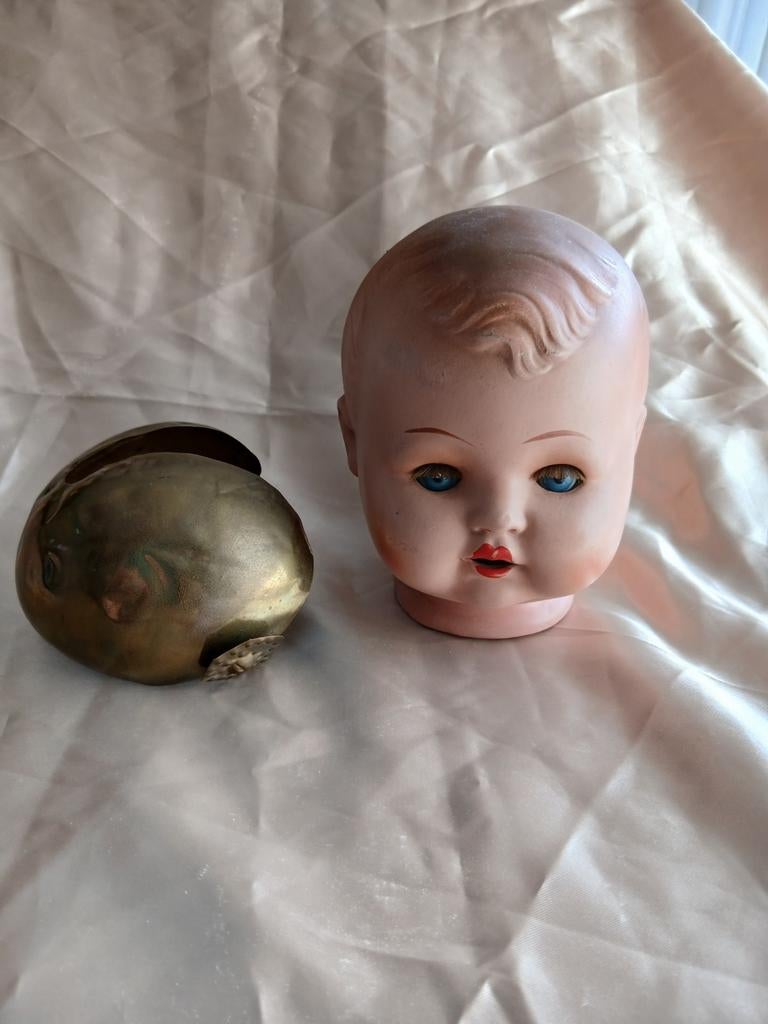 Poppenhoofd oud met koperen hoofddeksel klederdracht, Verzamelen, Poppen, Ophalen of Verzenden, Pop