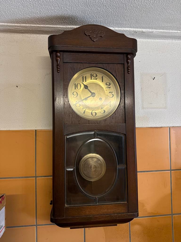 Oude wandklok met slinger, Ophalen