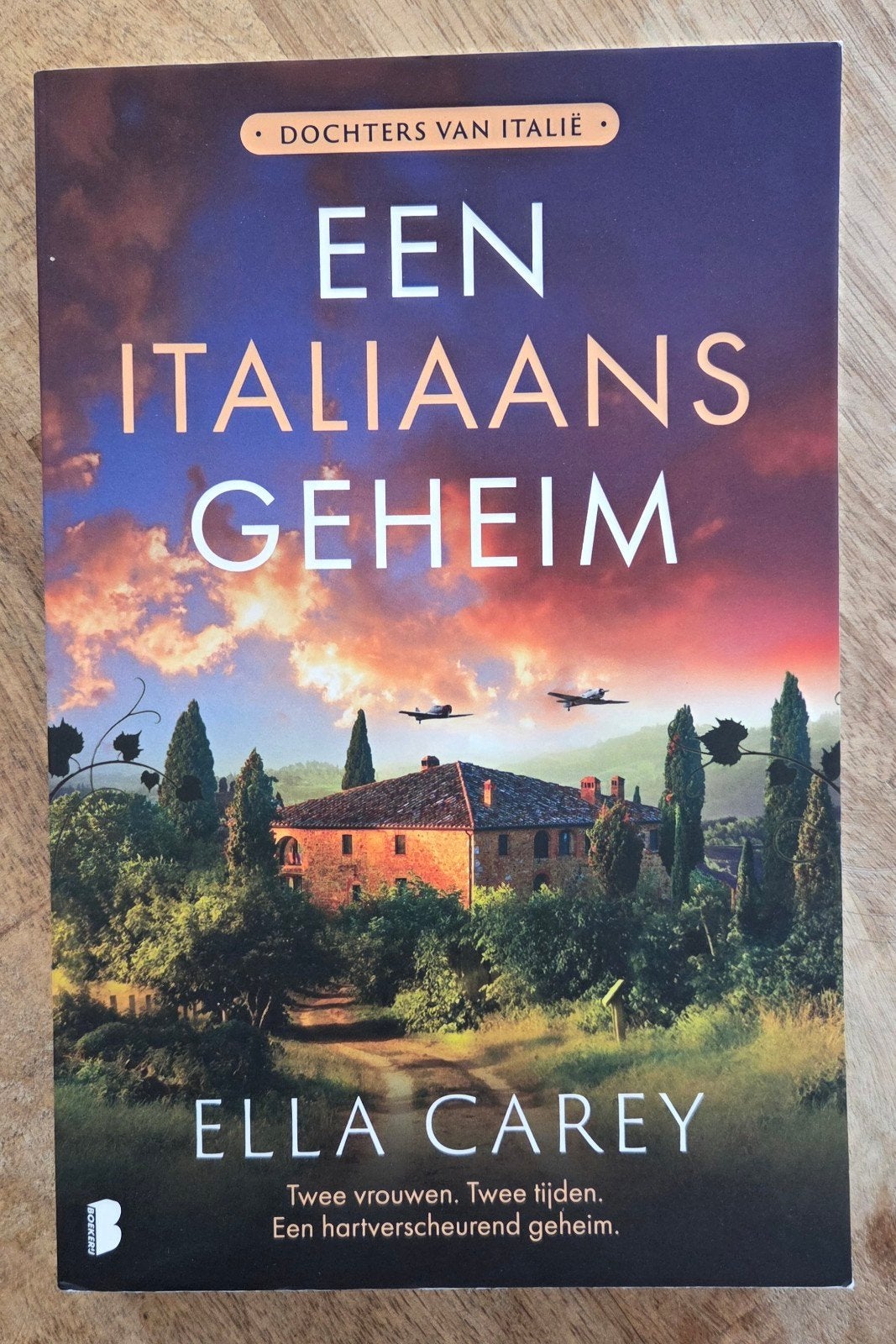 Ella Carey - Een Italiaans geheim, Ophalen of Verzenden, Zo goed als nieuw, Ella Carey