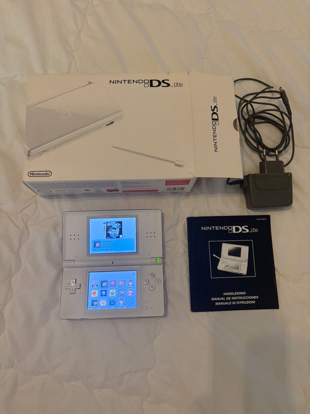 Nintendo DS Lite Wit - Compleet in doos - 99% Krasvrij, Spelcomputers en Games, Spelcomputers | Nintendo DS, Met games, Wit, Ophalen of Verzenden