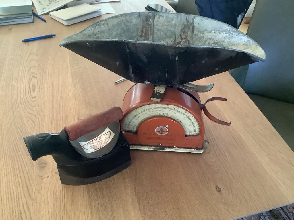 Antiek strijkijzer en weegschaal - Decoratieve set, Ophalen