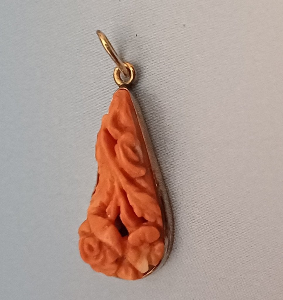 Prachtige 18 karaat gouden hanger met bloedkoraal., Ophalen of Verzenden, Goud, Hanger, Met edelsteen