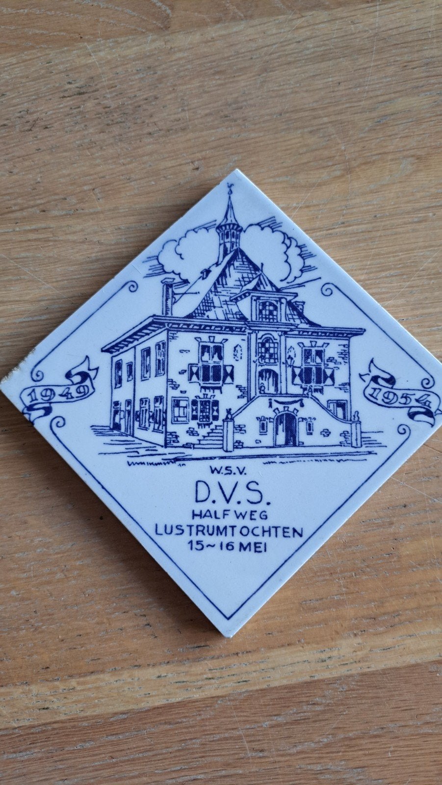 Delfts blauw tegeltje D.V.S. Lustrumtochten 1949-1954, Ophalen of Verzenden