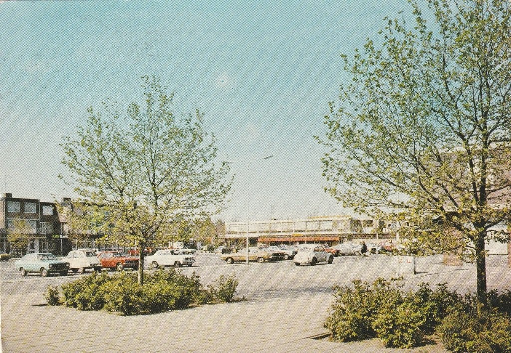 BERGEN (L.) Raadhuisplein met Auto's Citroën 2 CV VW Kever, Verzenden, 1960 tot 1980, Gelopen, Limburg