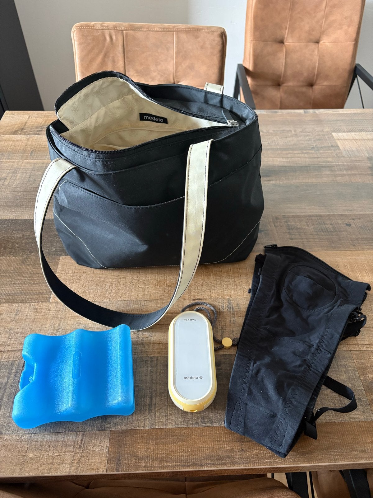 Medela Freestyle kolfapparaat met tas en accessoires, Gebruikt, Medela, Borstkolf, Ophalen of Verzenden