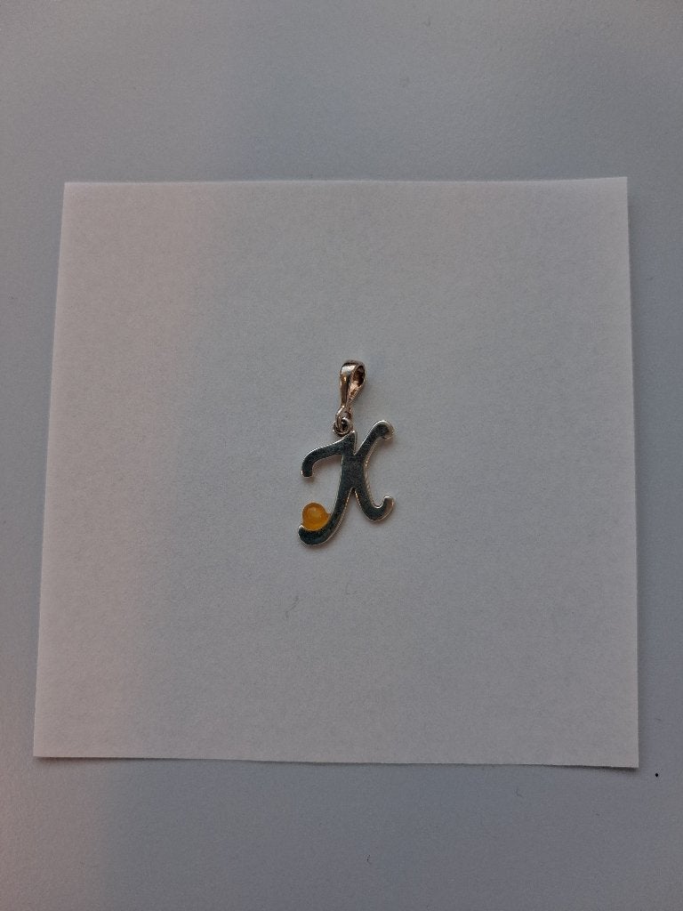 Zilveren hanger letter 'K' met amber detail, Ophalen, Gebruikt, Overige voorstellingen, Met edelsteen