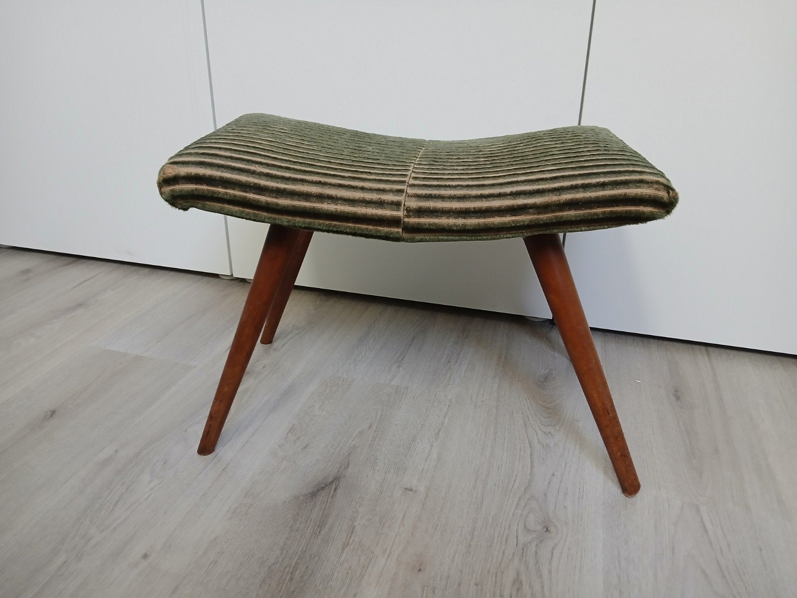 Vintage voetenbankje met groene rib bekleding, Ophalen of Verzenden, Gebruikt, Hout