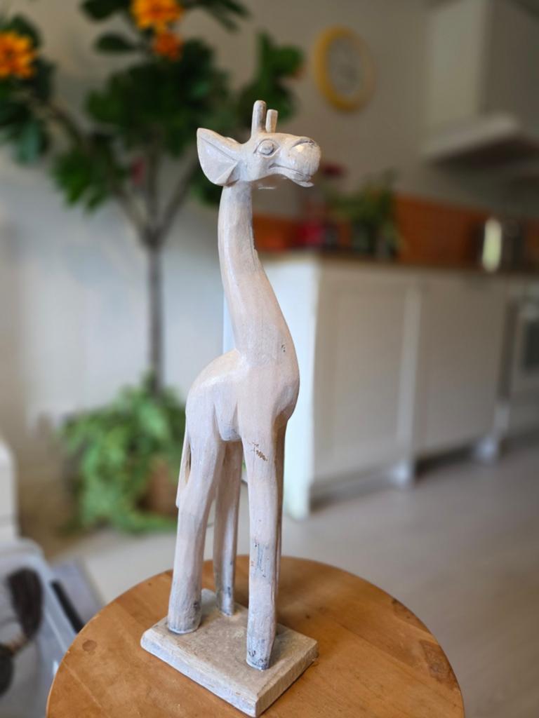 Houten giraf beeld - 35 cm hoog, Antiek en Kunst, Kunst | Beelden en Houtsnijwerken, Ophalen, 20 - 50 cm, Beeld, Hout
