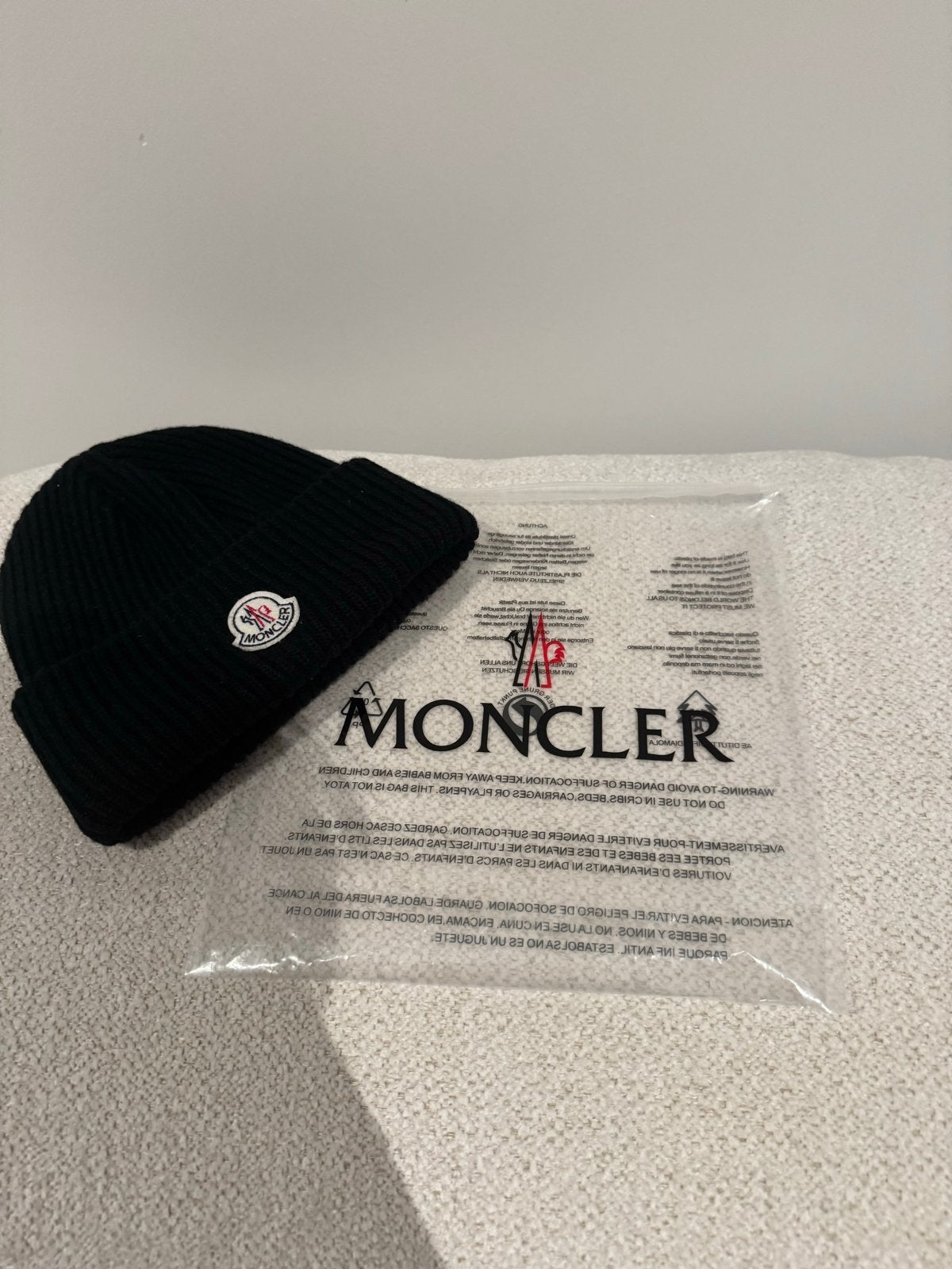Moncler Muts Zwart - Nieuw met verpakking, Ophalen of Verzenden, Nieuw, Overige maten, Muts