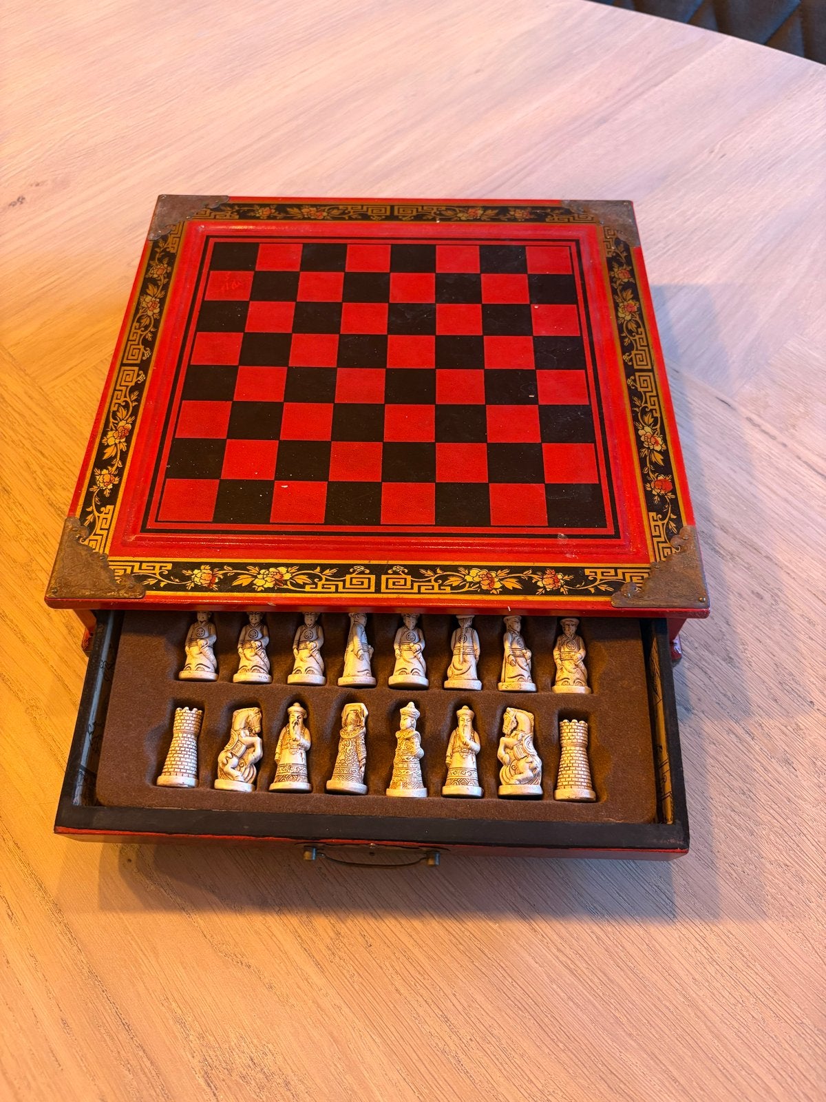 Antiek schaakspel met lade en handgesneden stukken, Een of twee spelers, Ophalen, Gebruikt, Reisspel