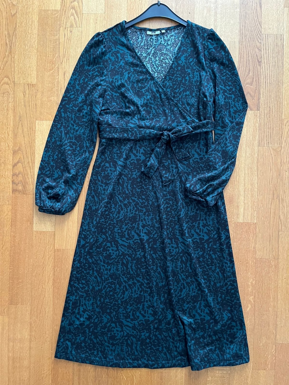 WE Fashion jurk flessengroen animalprint S/M 36/38, Ophalen of Verzenden, Zo goed als nieuw, Groen, Onder de knie