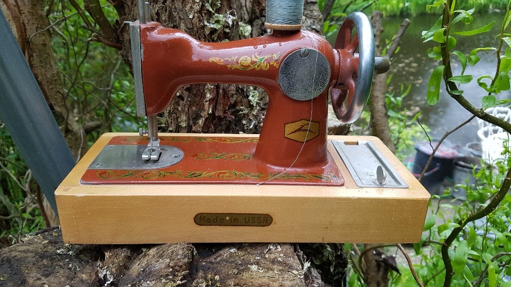 Vintage jaren 60 kindernaaimachine uit Rusland (brocante), Antiek en Kunst, Ophalen of Verzenden