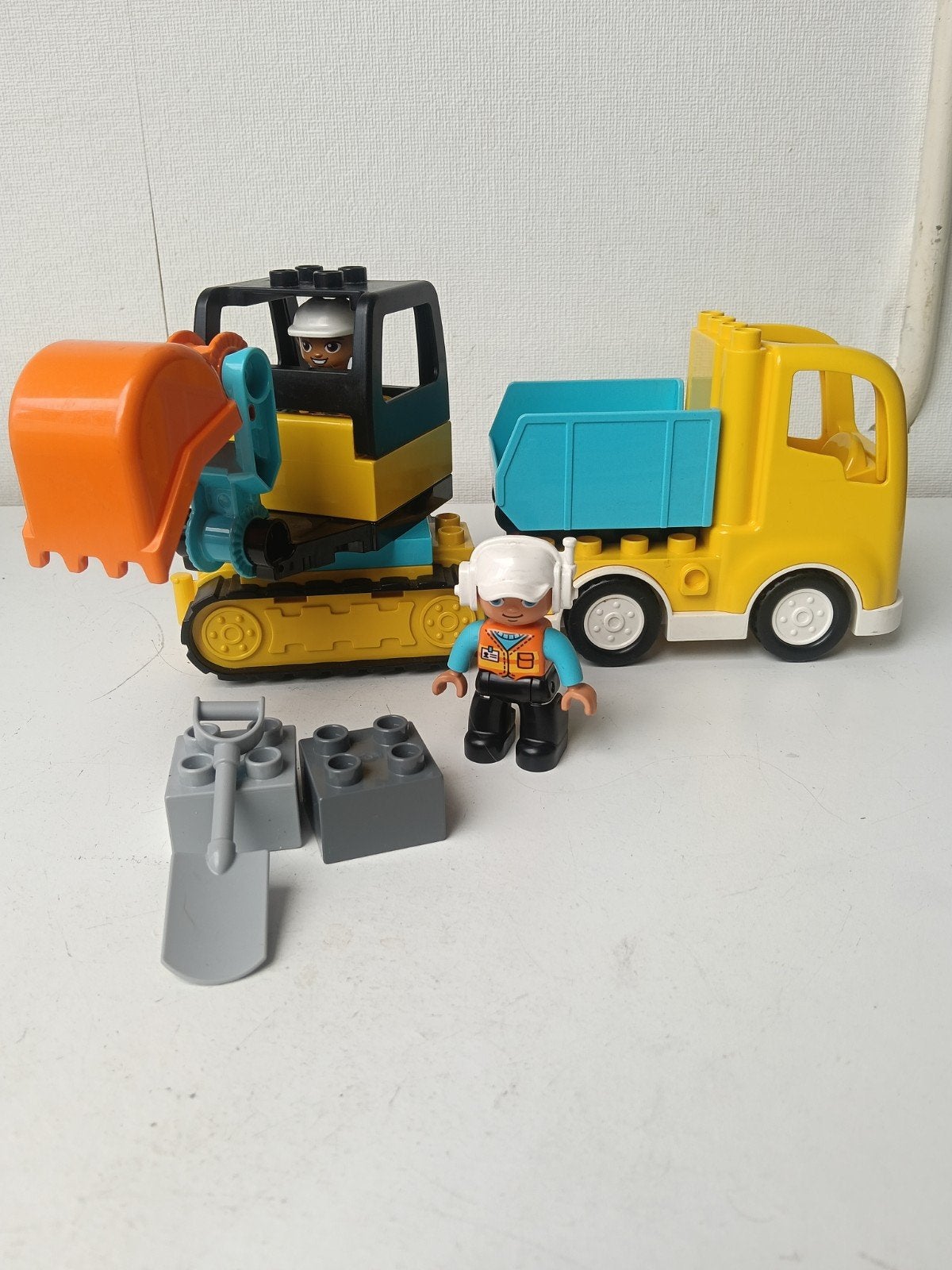 Lego Duplo 10931 Vrachtwagen & Graafmachine (bijna compleet), Inclusief minifiguren, Gebruikt, Overige thema's, Ophalen of Verzenden