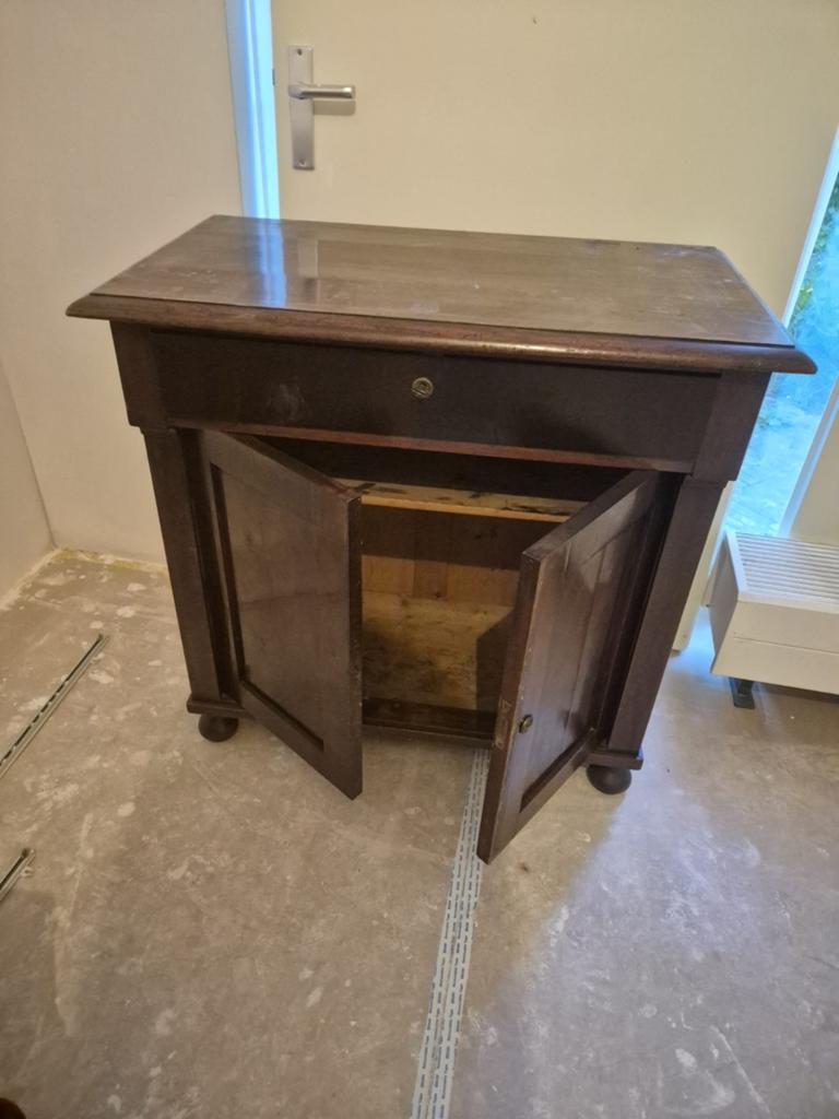 Antiek houten kastje met lade en deurtjes, Ophalen