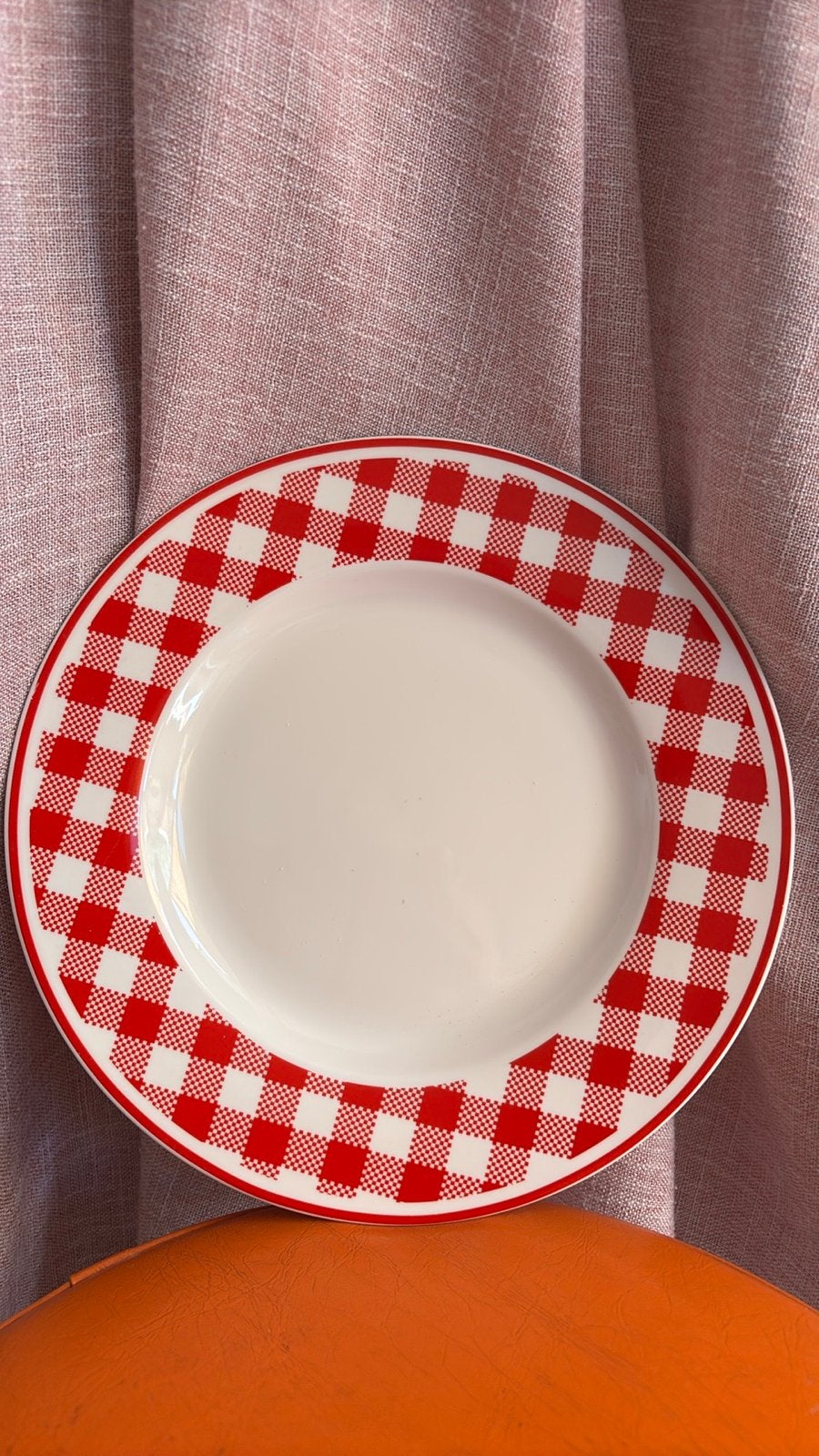 Bord met rood-wit geblokt patroon, Keramiek, Landelijk/Boerenbont, Ophalen of Verzenden, Schaal of Schalen