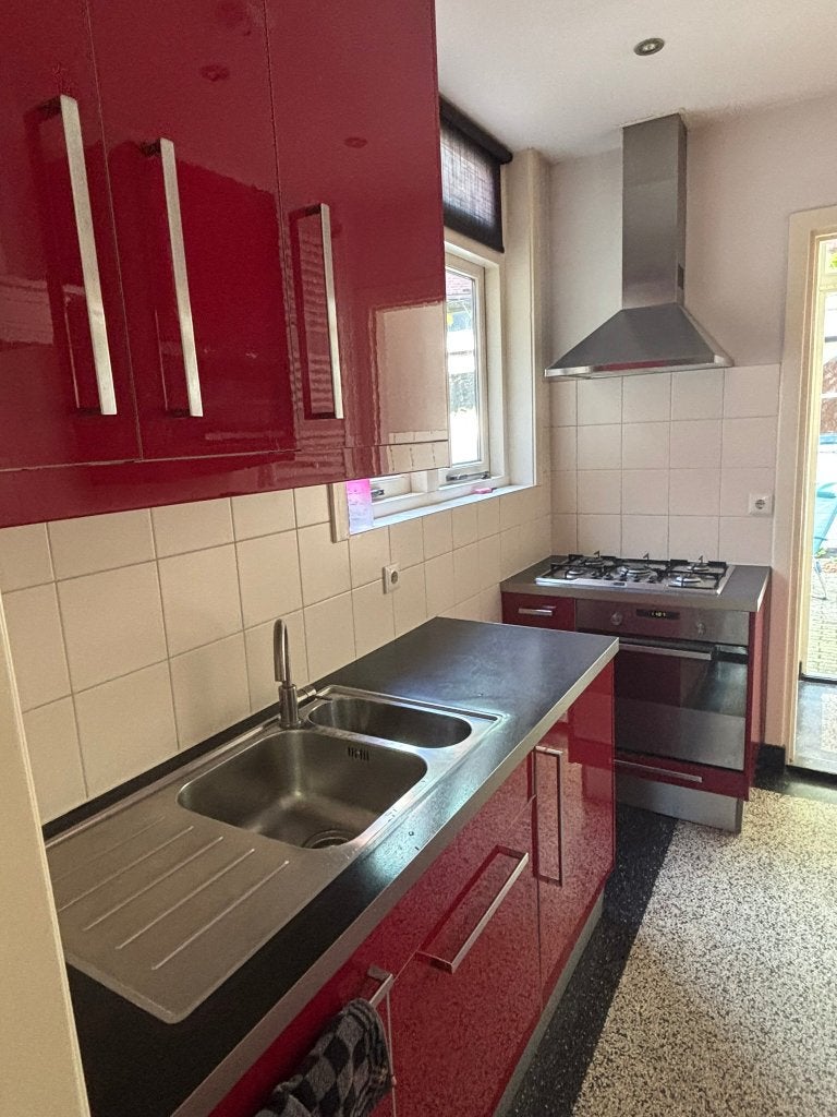 Vintage rode keuken met bovenkasten en gasfornuis, Ophalen, Gebruikt, Dubbelwandige keuken, Hoogglans of Gelakt