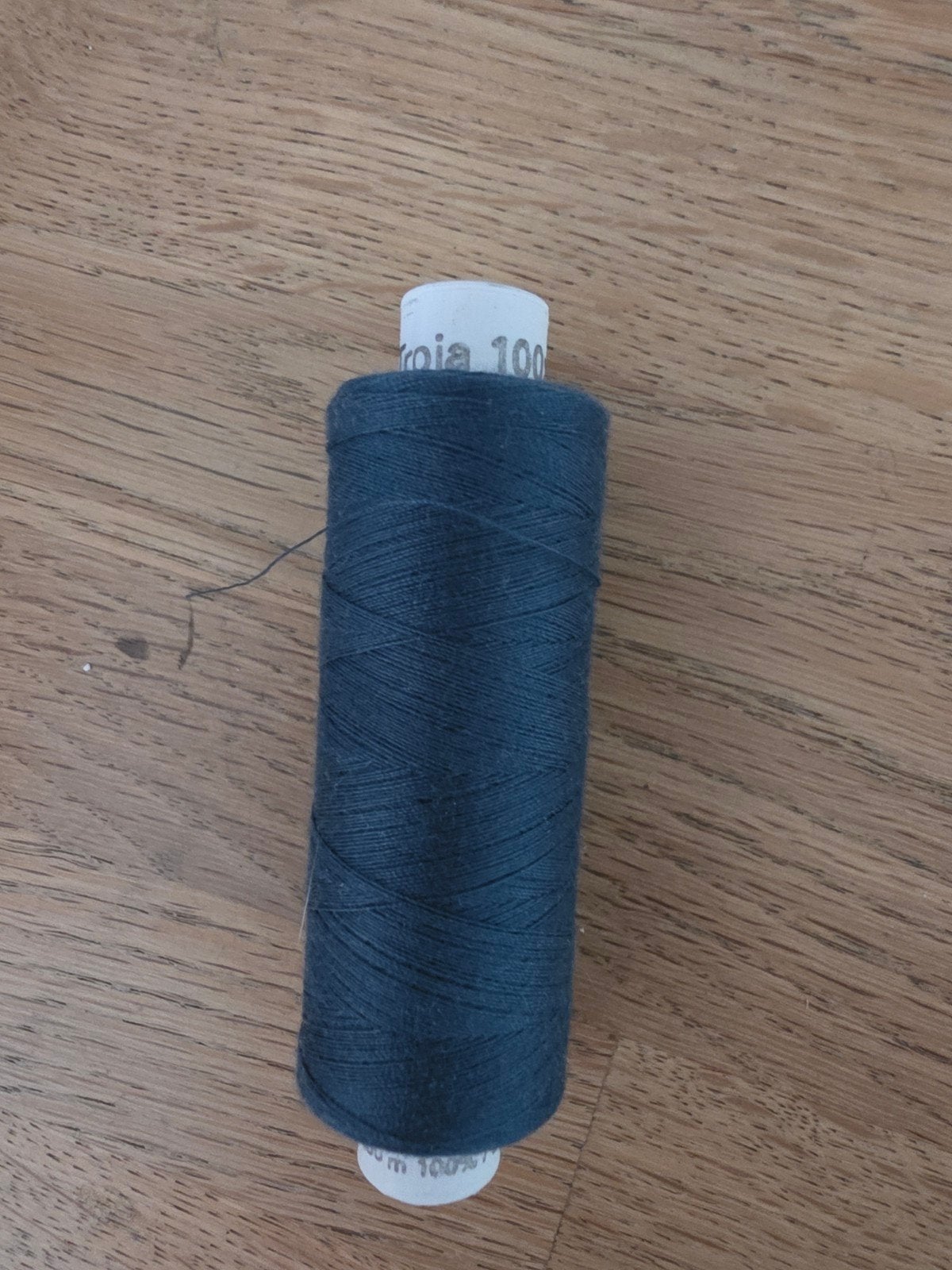 Donkerblauw naaigaren, rolletje is aangebroken., Ophalen of Verzenden, Nieuw, Garen of Naald(en)