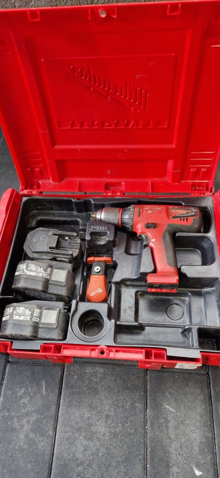 Milwaukee Heavy-Duty Schroefmachine met 3x 14V Accu, Ophalen of Verzenden, Gebruikt, Boor- en Schroefmachine