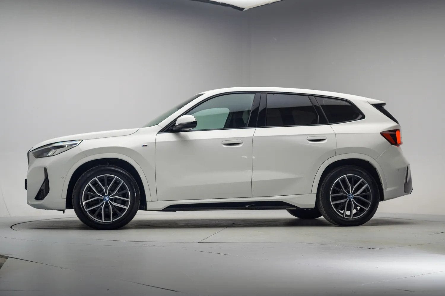 BMW iX1 xDrive30 M Sport Shadow [ SOH 94,2% ] [ Harman/Kardo, Automaat, 0 cilinders, Gebruikt, Wit