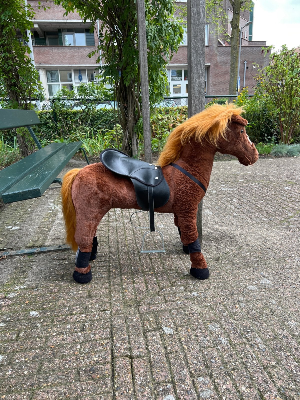Bruin speelgoedpaard met zadel en stijgbeugels, Kinderen en Baby's, Ophalen of Verzenden, Gebruikt, Jongen of Meisje