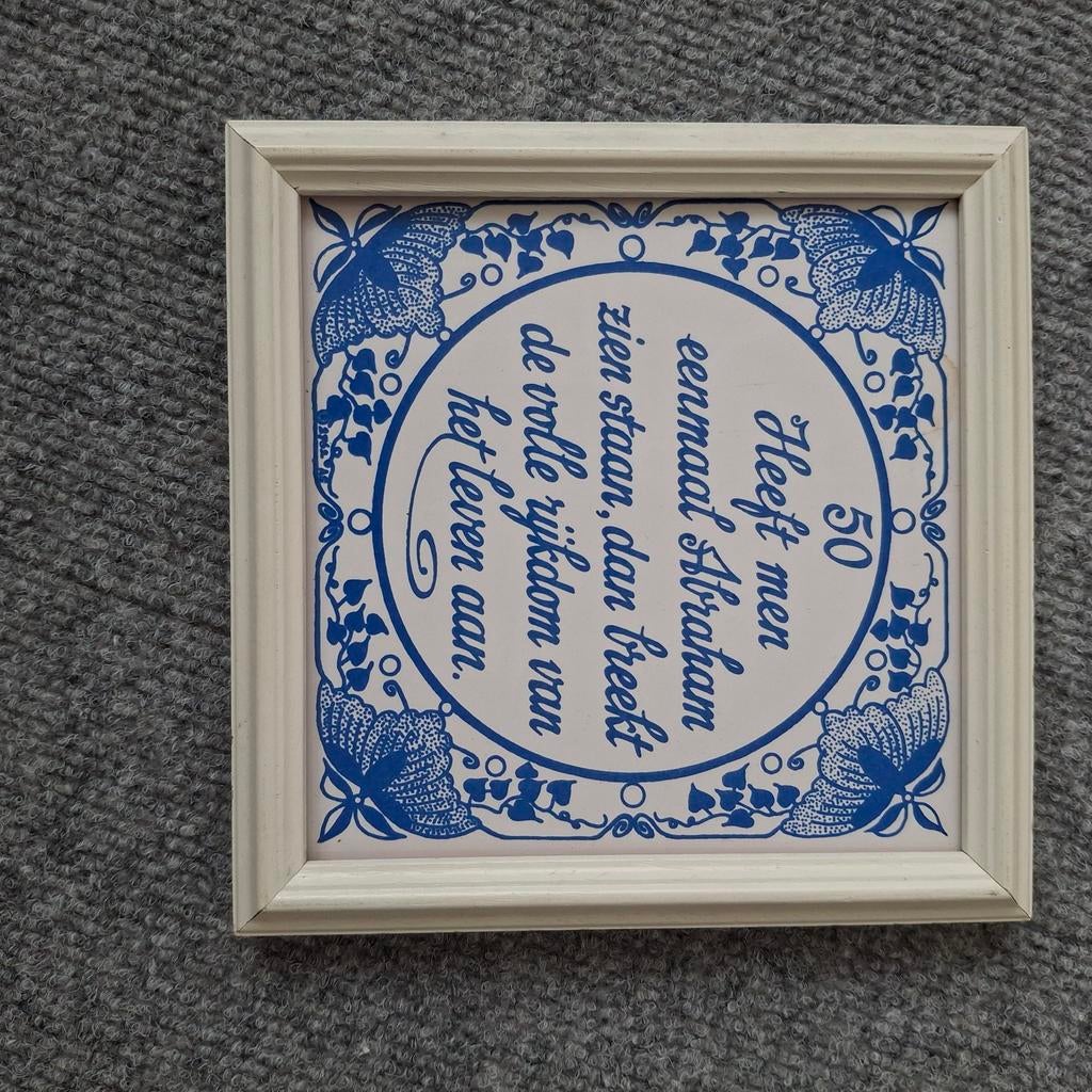 Tegeltje 50 jaar Abraham met Delfts Blauw decor, Antiek en Kunst, Ophalen of Verzenden