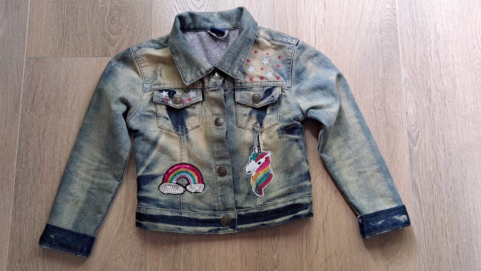 Stoer spijkerjasje met patches en borduursels, Meisje, Ophalen of Verzenden, Zo goed als nieuw, Onbekend