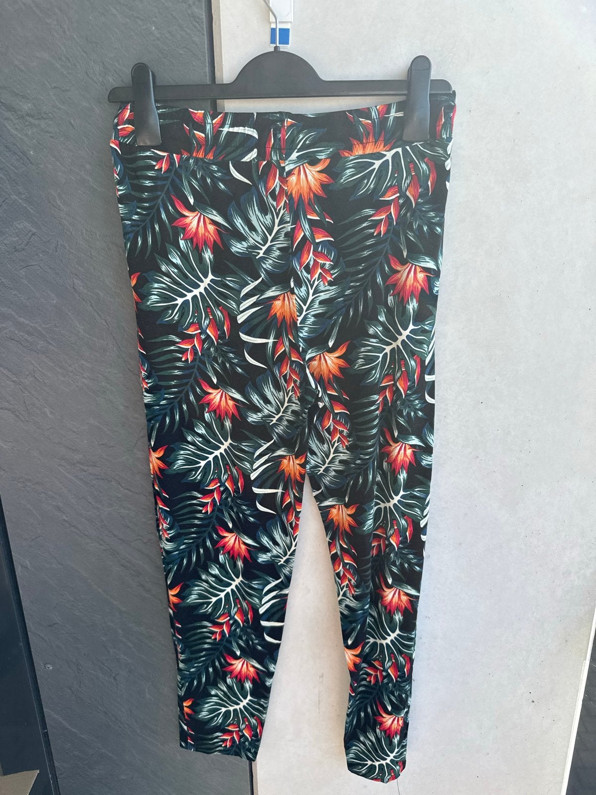 Zwarte broek/legging met tropische print - Maat S, Kleding | Dames, Zwart, Ophalen of Verzenden, Zo goed als nieuw, Maat 36 (S)