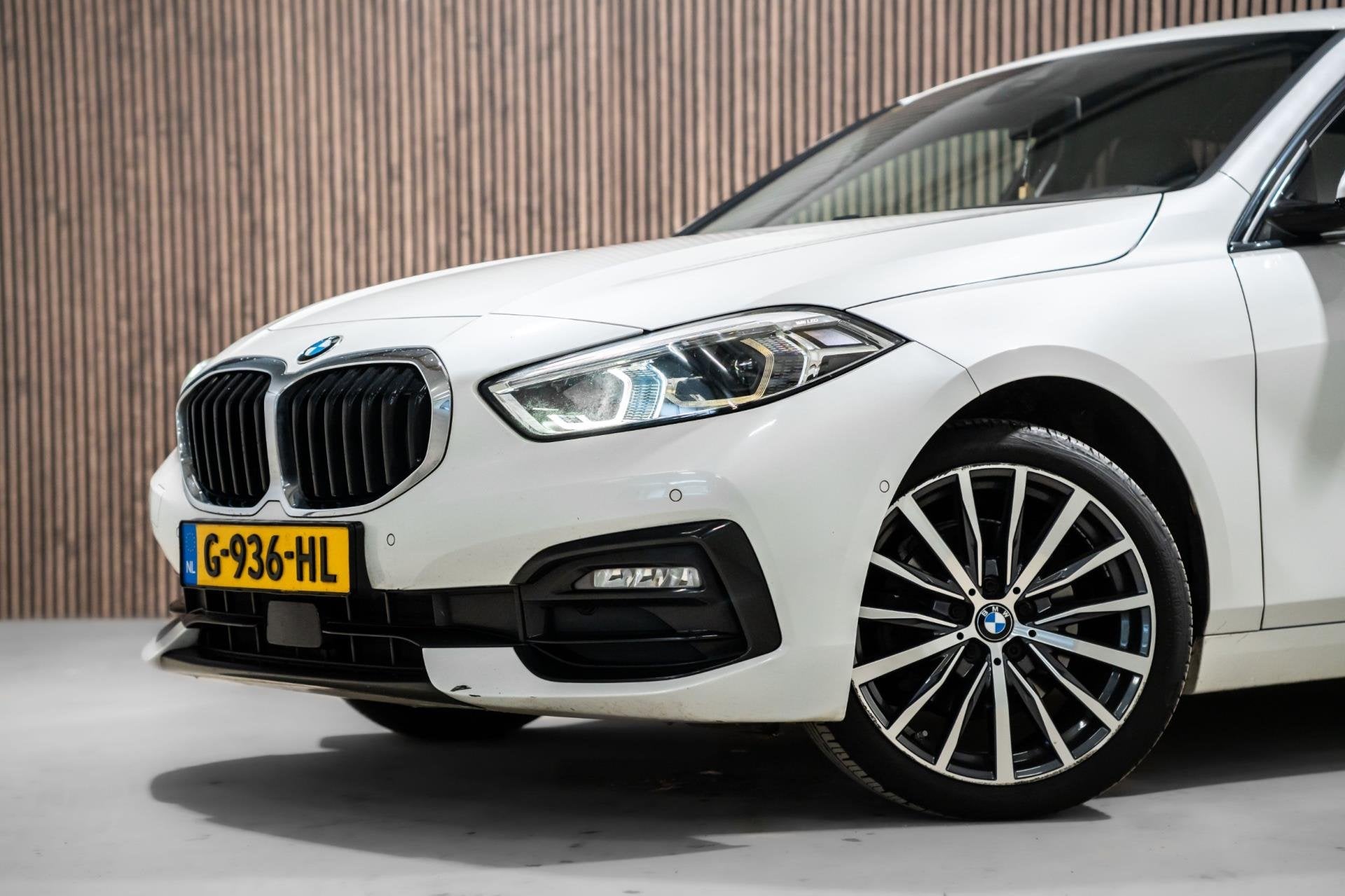 BMW 1-serie 116d Corporate Executive LED AUT NAVI, Auto's, BMW, Dealer onderhouden, 730 kg, Gebruikt, 116 pk