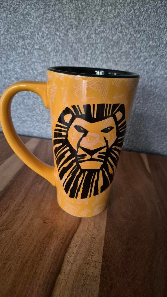 Disney The Lion King mok/beker - Geel met Zwart Interieur, Ophalen of Verzenden, Leeuwenkoning of Jungle Boek, Nieuw, Servies