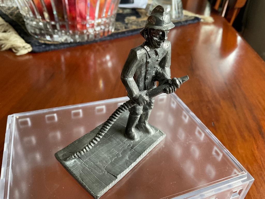 Brandweerman in actie miniatuur van tin, Verzamelen, Beelden en Beeldjes, Ophalen of Verzenden, Zo goed als nieuw, Overige typen