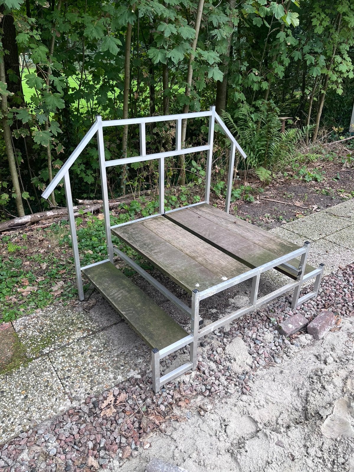 Stevige houten en aluminium verhoging en bordes trap., Ophalen, Gebruikt
